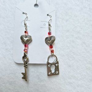 J31 Handmade Silver Hearts Valentines Dangle Earrings with Lock and Key
